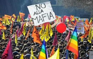 Folla che manifesta contro la mafia