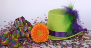 Cappello e coriandoli carnevale